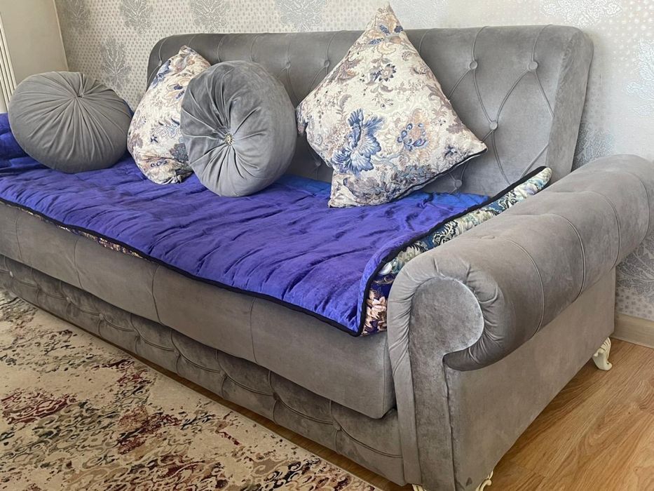 Диван б/у 2 штуки одинаковые , расскладные.