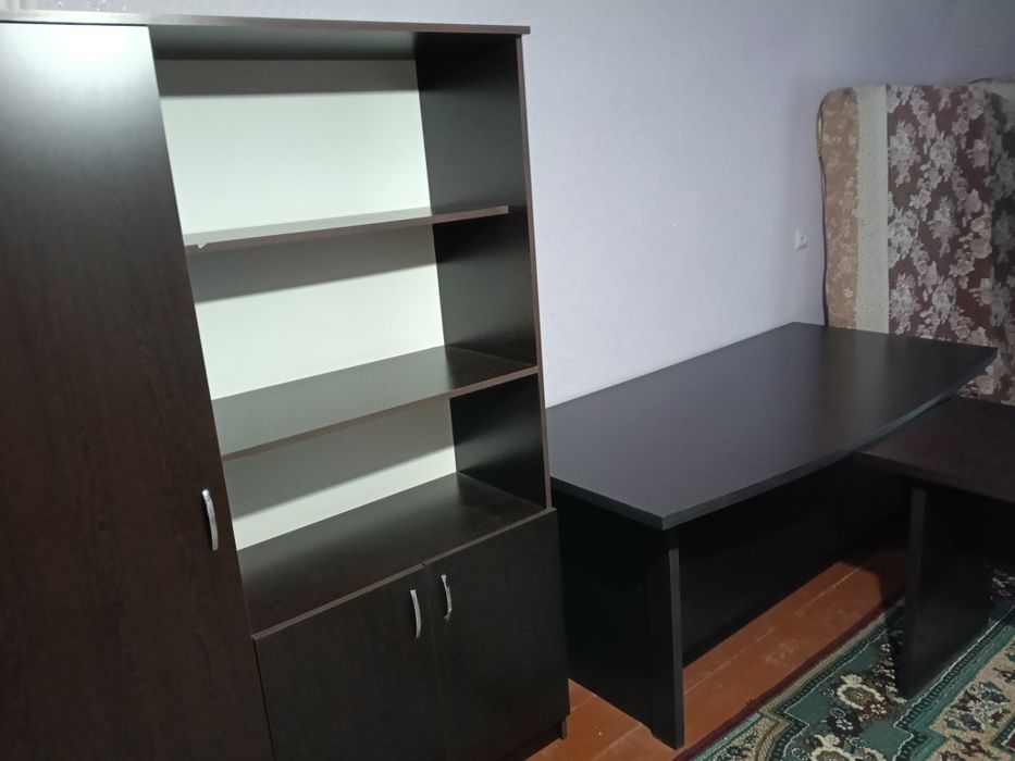 Ofisniy mebel deyarli yangi