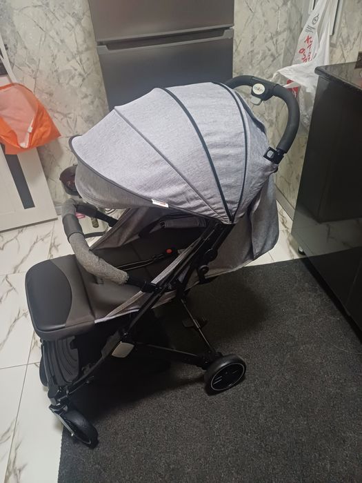 Продаётся фирменный чемодан коляска