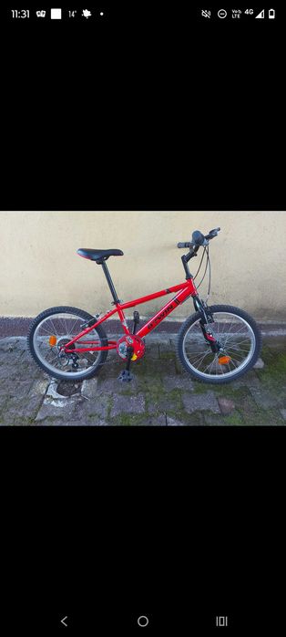 Vând super bicicletă B-twin roșie.
