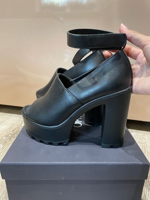 Обувки на висок ток