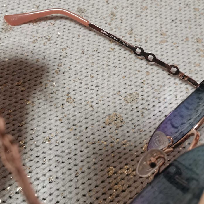 Оригинални дамски слънчеви очила  Guess