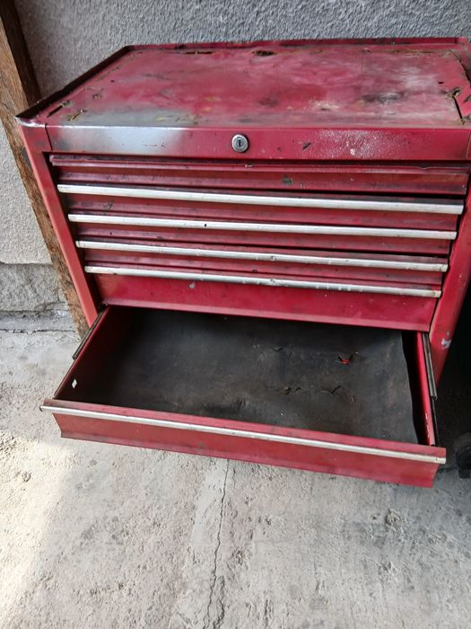 Шкаф за инструменти