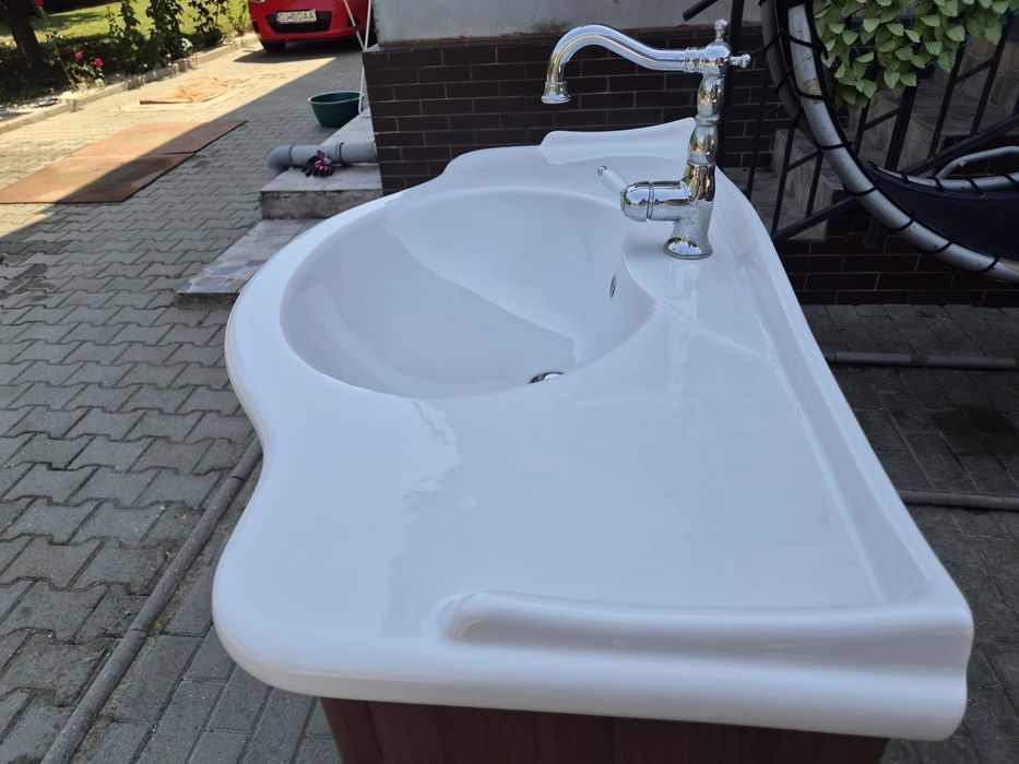 Set mobilier baie stil clasic, lavoar ceramic + oglindă cu aplice