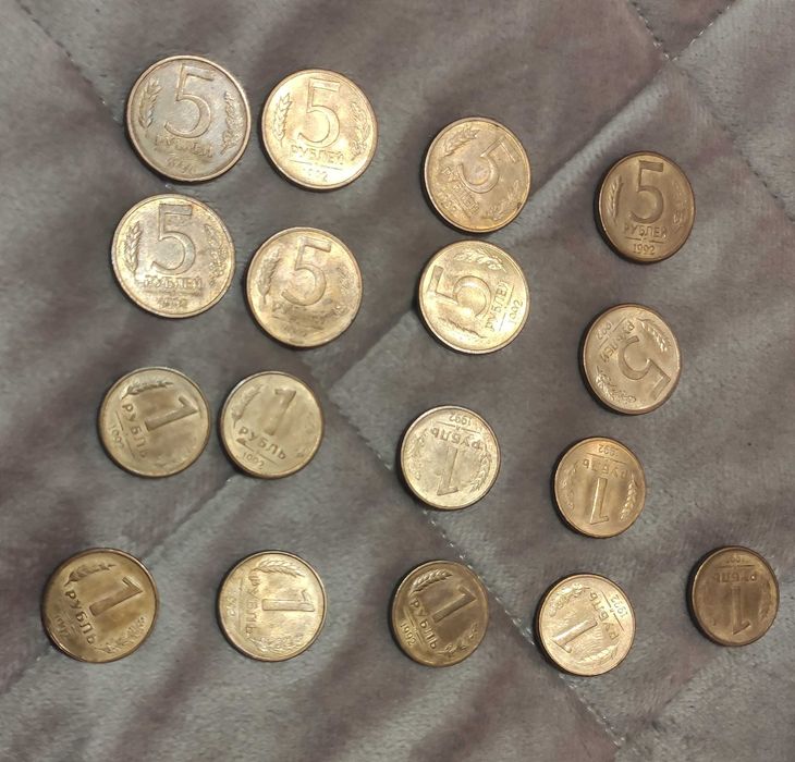 Бумажные купюры. Монеты разного номинала
