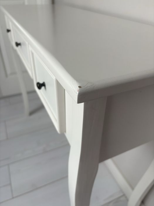 Măsuță de toaletă tip consolă, fină și elegantă