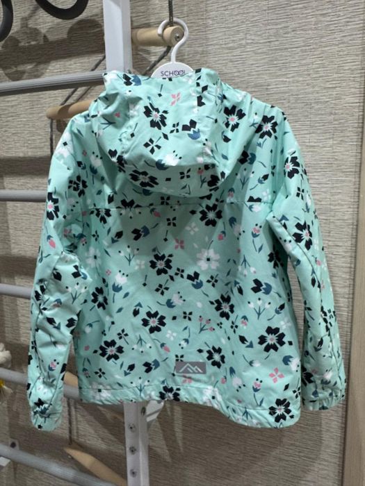 Ветровка, куртка, шубка на девочку