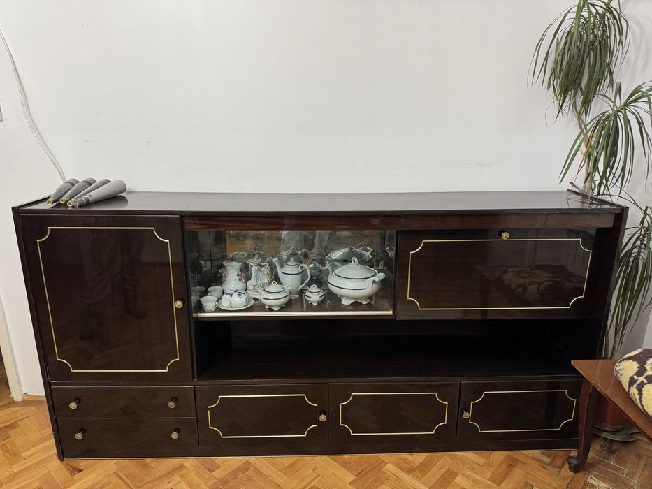 Comodă lungă din lemn și sticlă