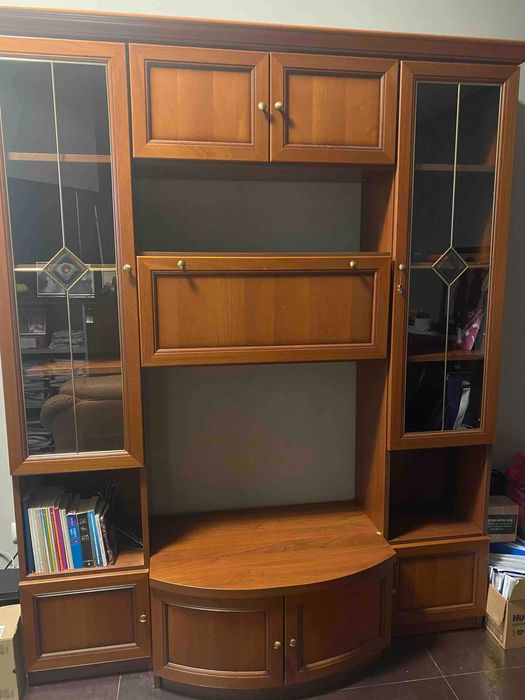 Продавам секция от масивно орехово дърво