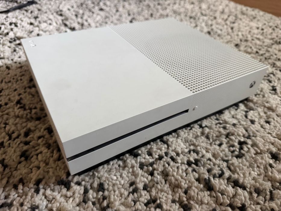 Xbox One S 1TB + Controller