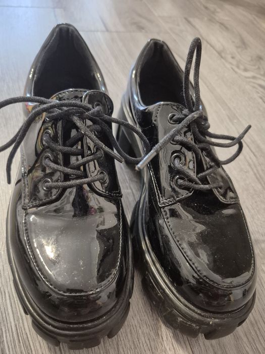 Pantofi din lac marimea 36