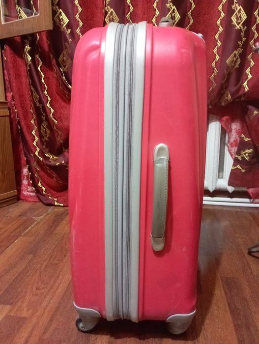 Чемодан Амбассадор L в хорошем состоянии