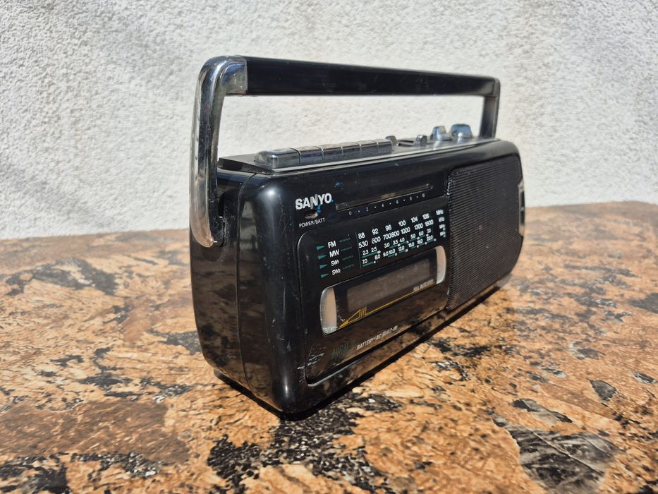 Vând Radio casetofon Sanyo model M-1750k ,made in japan