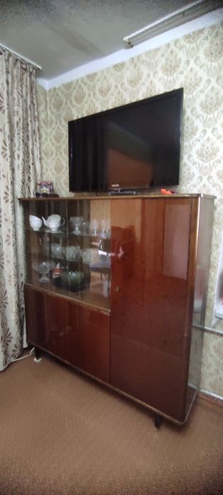 Сервант из натурального дерева