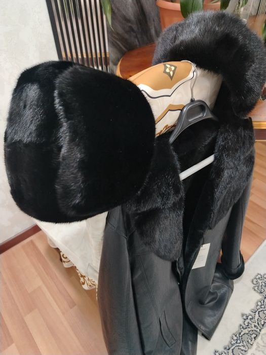 Дубленка и 2 норковые шапки