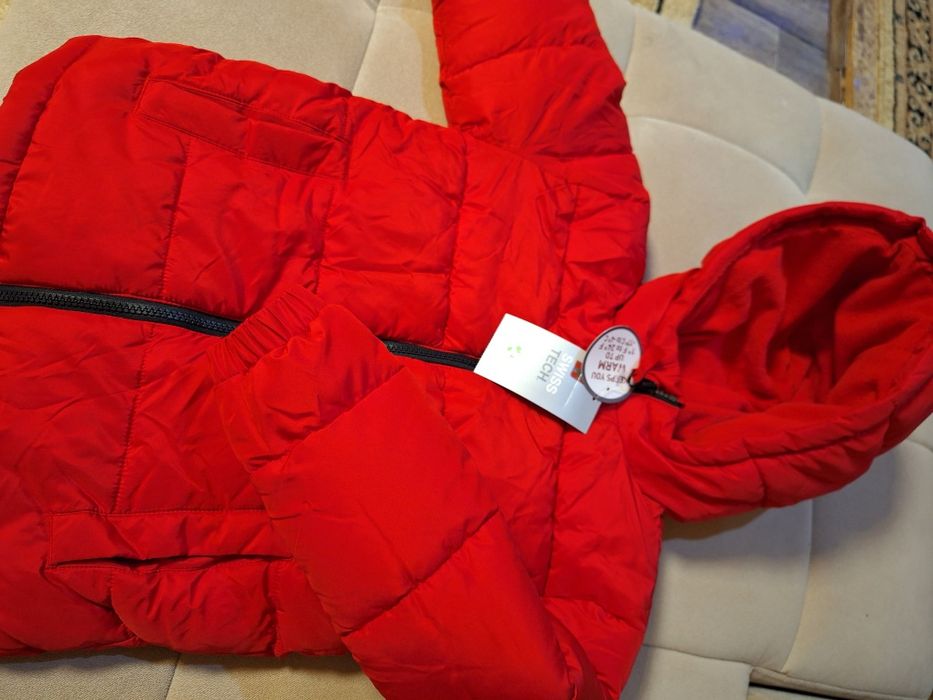 Курточка унисекс как на мальчика так и на девочку  4 года.