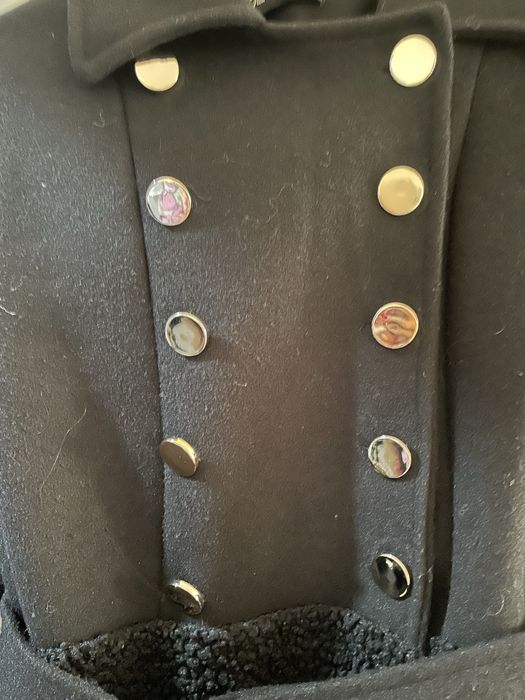 Черно палто със златни копчета и колан