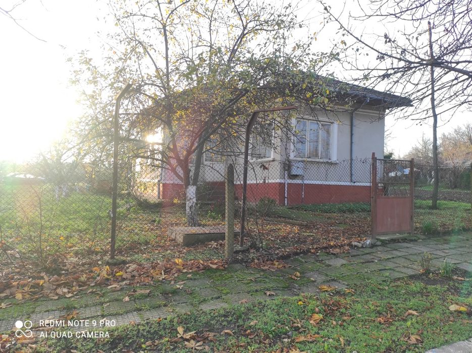 Продавам къща с двор общо място 1500 квадрата!