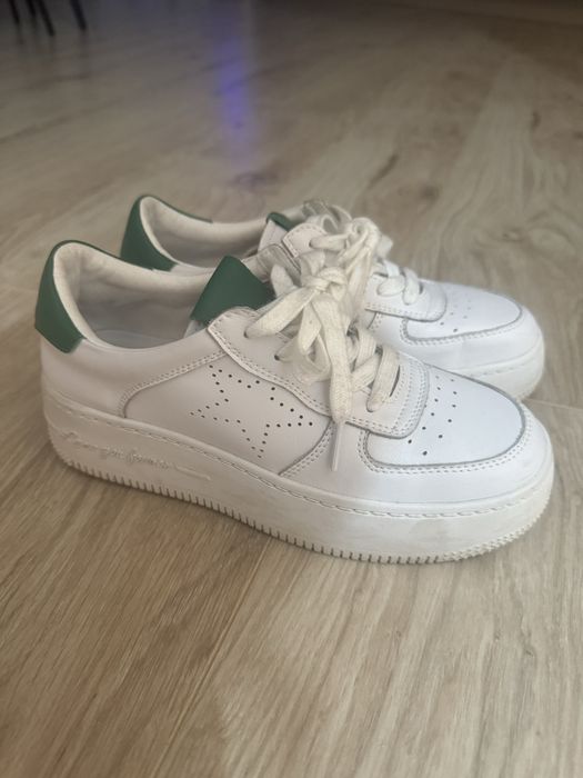 Продам обувь,белые кеды !