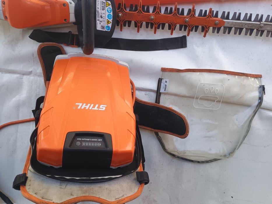 Set Stihl foarfeca gard viu  Stihl hsa 94r și baterie tip rucsac ar1000