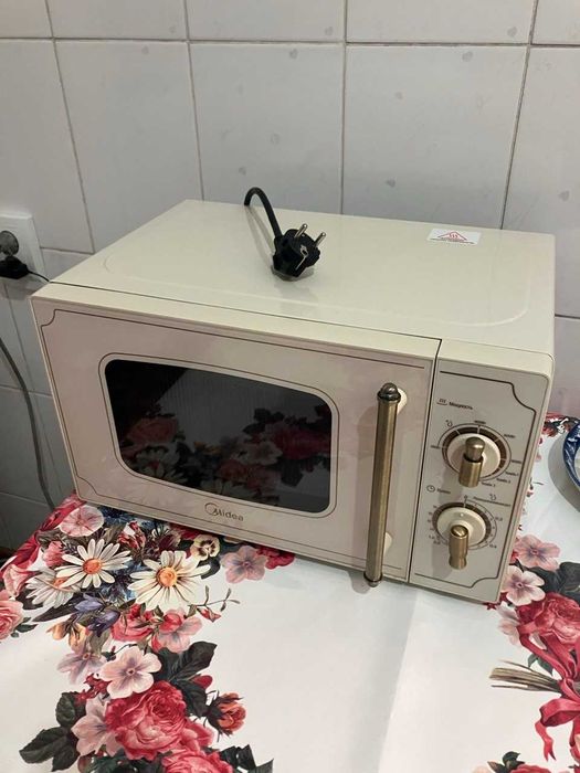 Продам микроволновку Midea
