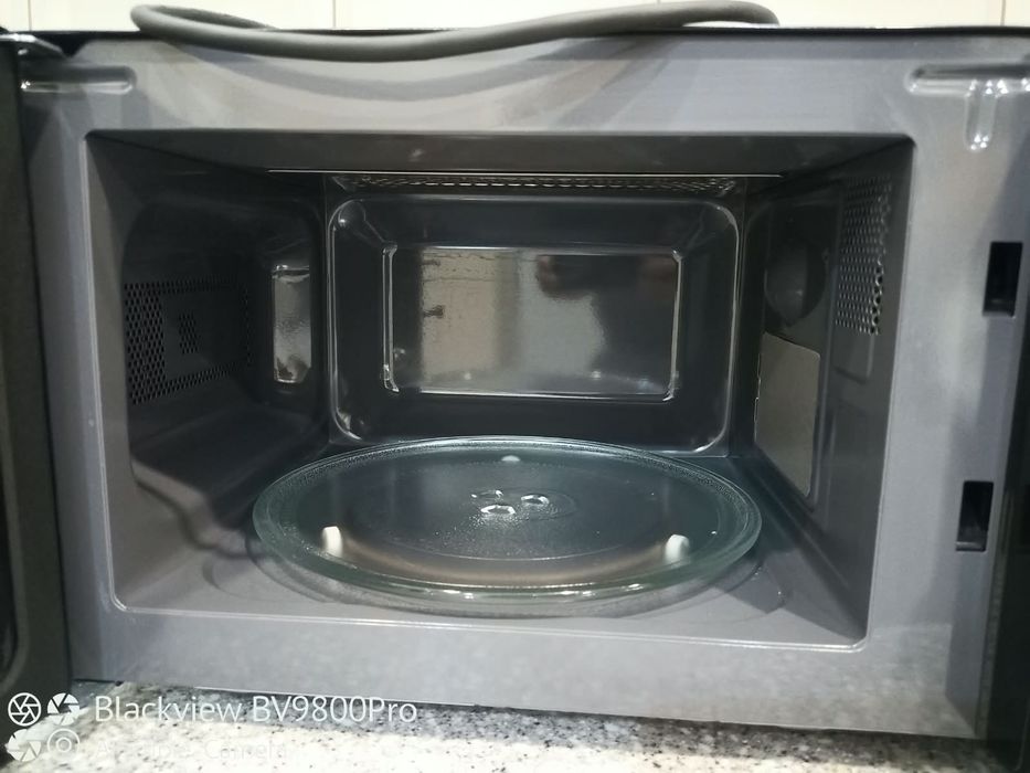 Микроволновка Midea.