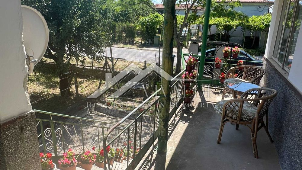 Къща с двор 1050 кв.м в центъра на с. Бенковски, ток, вода