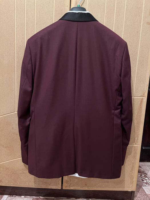 Продаются костюмы 52р  рост 6