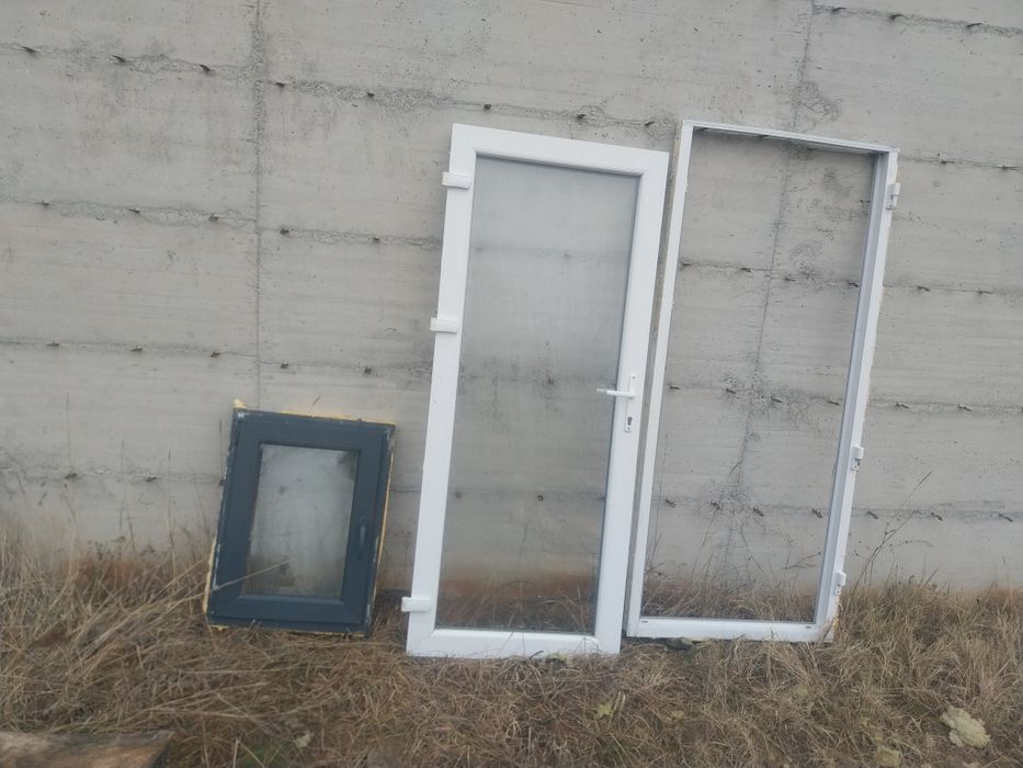 Ușă termopan alb și geam baie