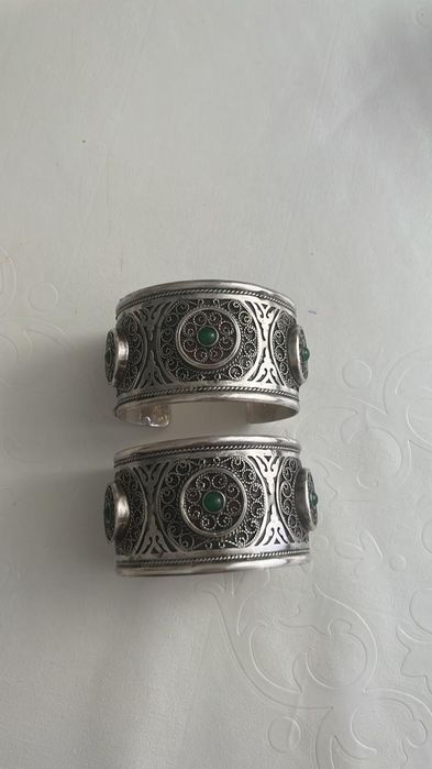 Күміс білезік сатылады.