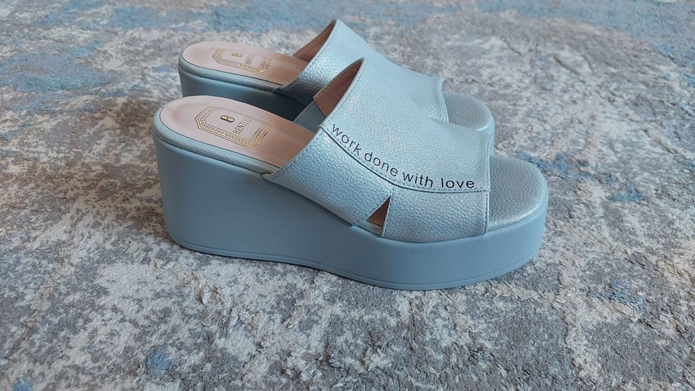 Продам босоножки и сабо