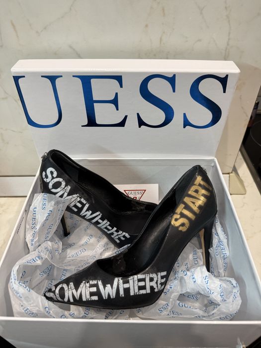 Обувки на ток Guess