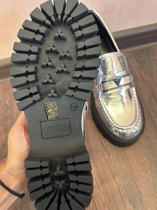 Обувки GUESS  чисто нови оригинални