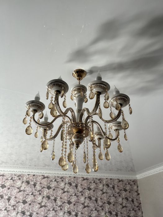 Продам люстру 10.000