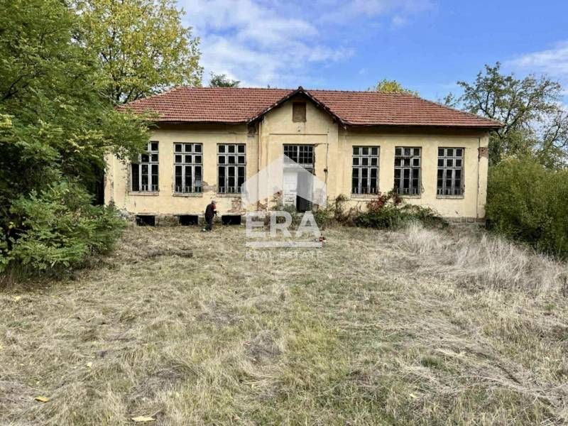 Поземлен имот със сграда в гр.Троян