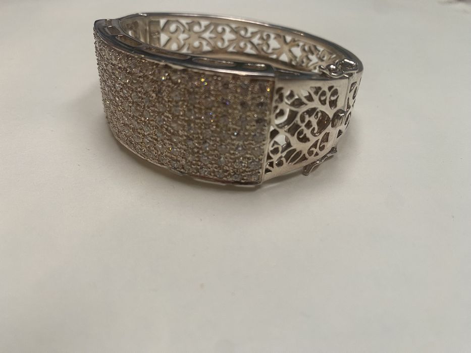 Сребърна гривна с камъни