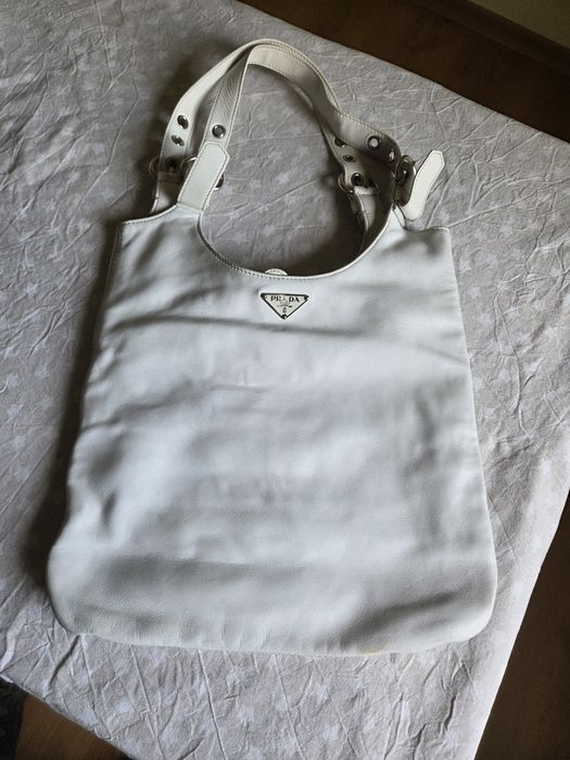 Бяла кожена дамска чанта Prada