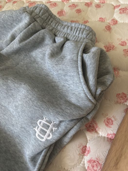 Штаны серые.