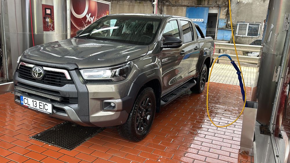 Toyota Hilux Invincible 2025