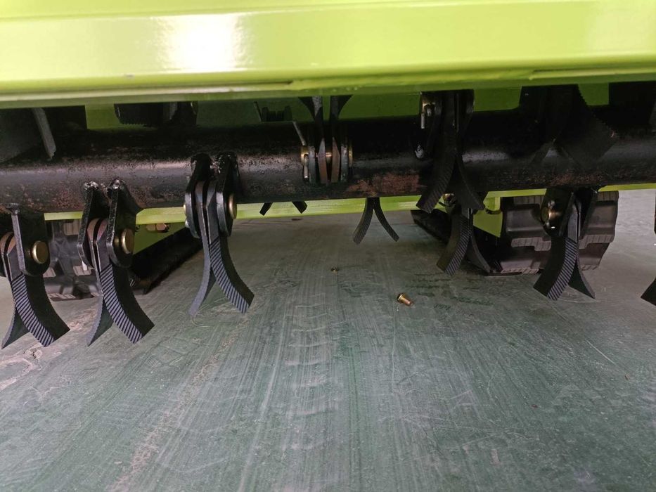 robot / masina de tuns iarba cu telecomanda Yarmax / noua/