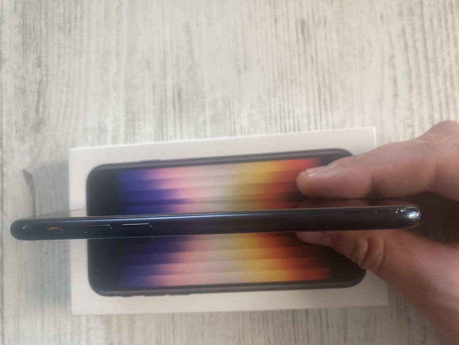 Продавам IPhone SE