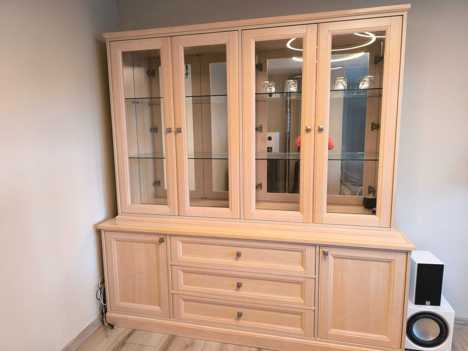 Масивен шкаф с витрина