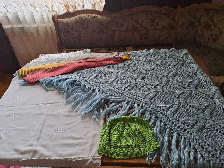 Шапки ,шарфы,шаль и другое