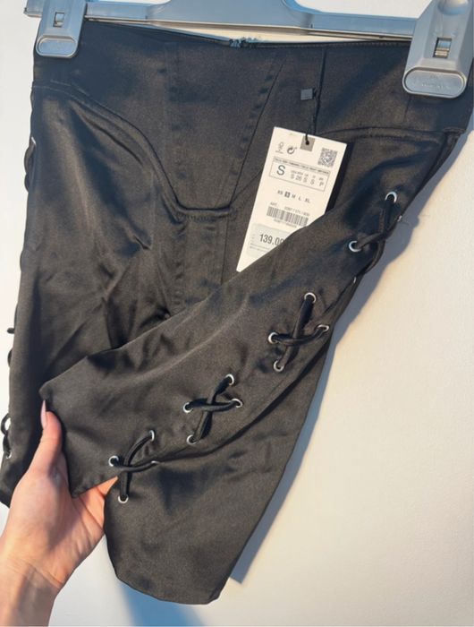 Fusta mini cu detalii de siret pe laterale si insertie de corset