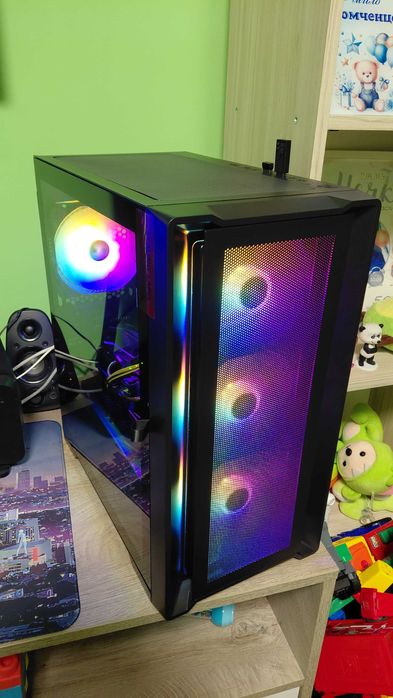 Геймърски компютър с монитор