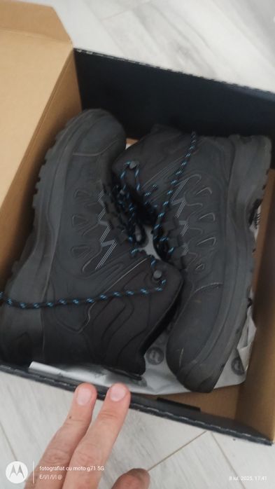 2 x Bocanci Vector noi in cutie -  43 - OFERTĂ DE SĂRBĂTORI