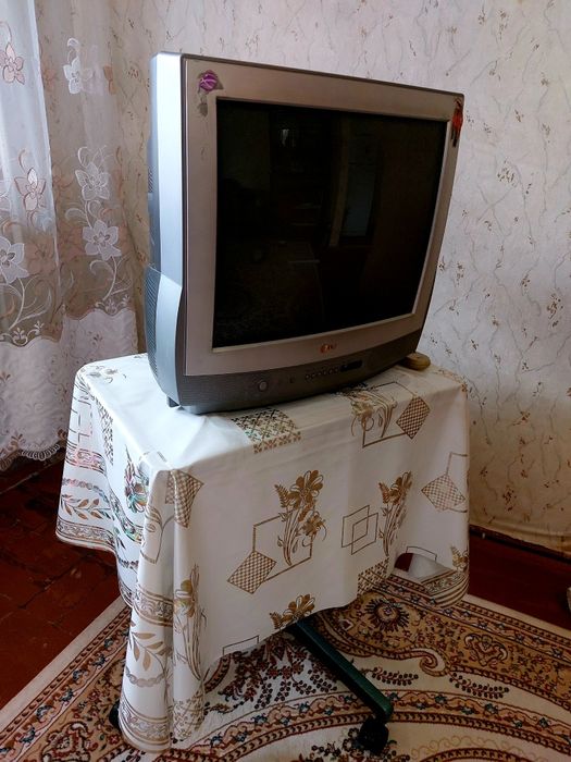 Телевизор с подставкой