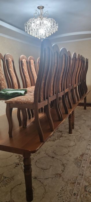 Стол со стульями для гостинной