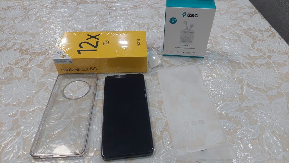 Realme 12x5G + слушалки