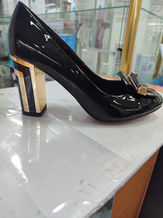 Продам фирменные туфли